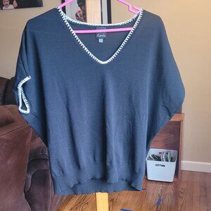 Aaeda Black Pullover V-Neck Knit Shirt